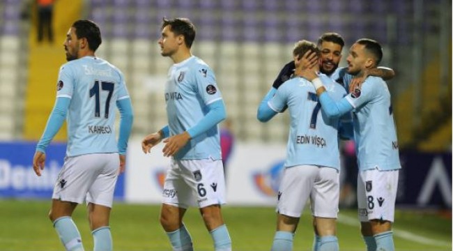 Başakşehir zirvede yalnız