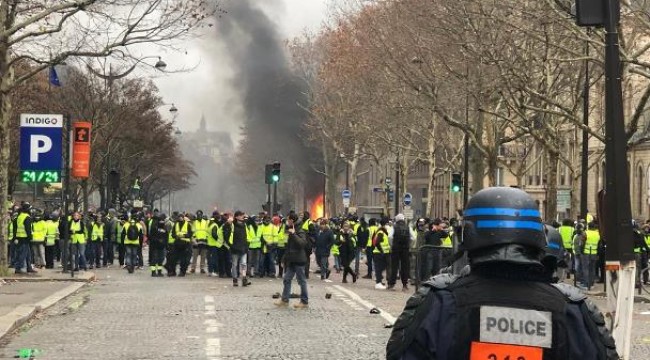 Fransa'da eylemnlerin şiddeti artıyor... Paris savaş alanı gibi
