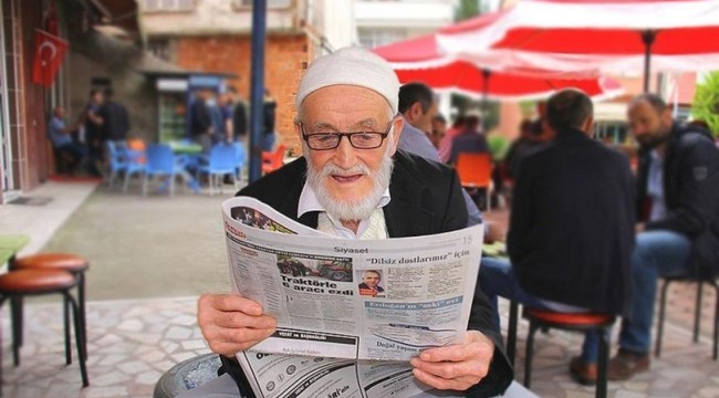 Gazete okuyabilmek için yaklaşık 8 kilometre yol katediyor
