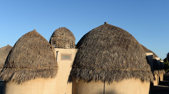 Hurma yapraklarından inşa edilen otel turistlerin ilgi odağı oldu