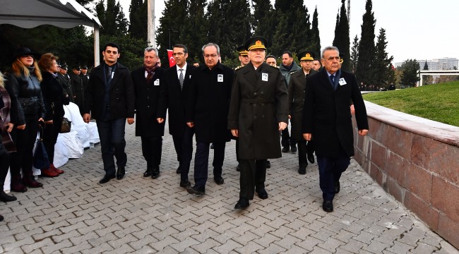 İzmirli "devrim şehitlerini" unutmadı