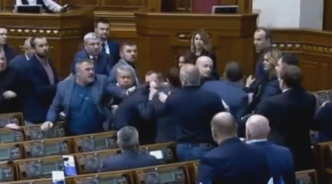 Parlamentoda 'klise' kavgası: 'Saldırganlaşmayın, yoksa sizi tekrar vaftiz ederim'