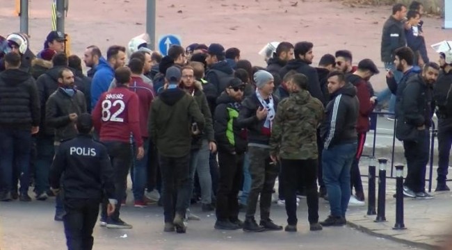 Trabzonspor taraftarları arasında arbede çıktı, iki polis yaralı