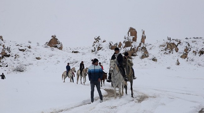 Turistler Kapadokya'da karın keyfini çıkardı