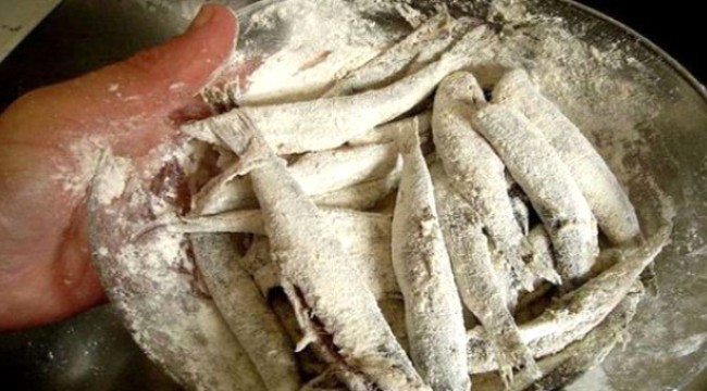 UZMANLAR UYARDI! BALIĞI UNA BULAYIP KIZARTMAK KANSERE NEDEN OLUYOR