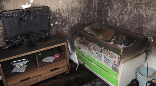 Yangında ölen minik Atakan'ın kapı önündeki ayakkabıları ağlattı