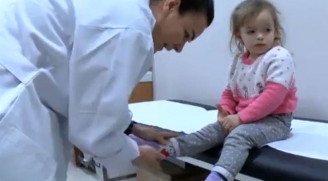 3 yaşında ilk kez ayakkabı giydi