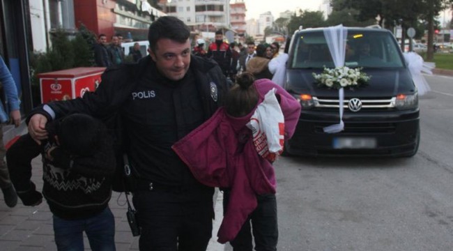 Bahşiş alamayan çocuklar gelin arabasının camını kırdı