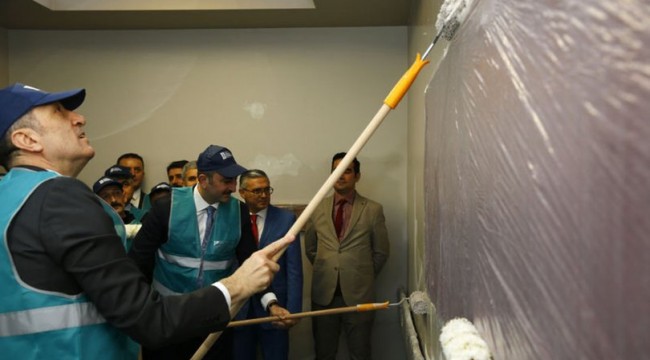 Bakanlar Abdülhamit Gül ve Ziya Selçuk sınıf boyadı