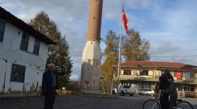 Camisiz minareyi görenler şaşırıyor