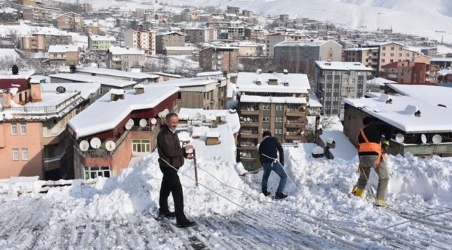 Çatıda, ipin ucundaki ekmek kapısı