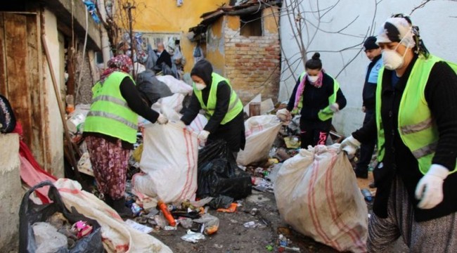 Evden 20 tona yakın çöp çıktı! Topladığı çöpler başına yıkıldı