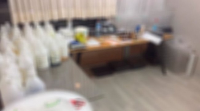 Evini elektronik sigara imalathanesine çevirmiş