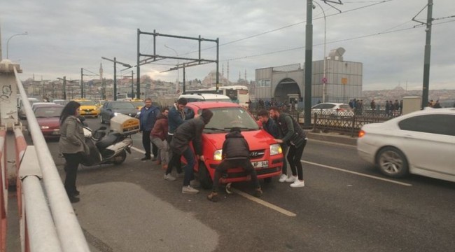 Galata Köprüsü’nde arıza yapan aracı gören vatandaşlar seferber oldu