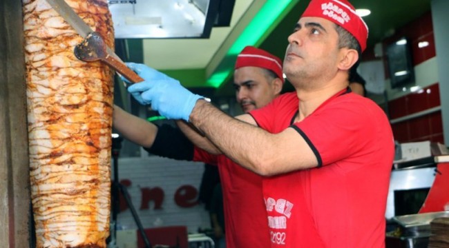 Görme engelli dönerci çalışma azmiyle örnek oluyor