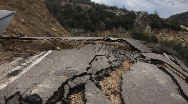 Heyelan yol kapattı