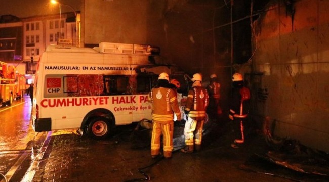 İstanbul'da CHP'nin seçim minibüsü yandı