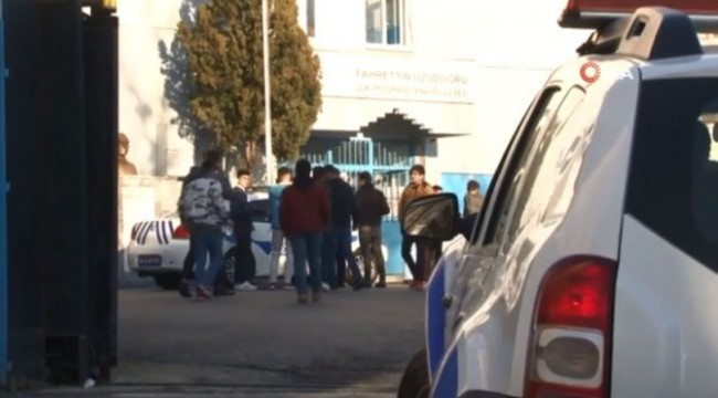 Karneleri alan lise öğrencileri okul çıkışında bıçaklandı