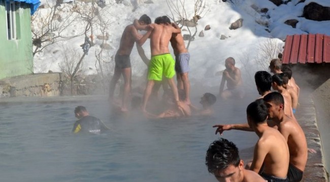 Katı Dağı eteklerinde kar ve - 20 derece soğukta kaplıca keyfi