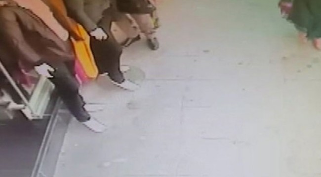 Mankenin kıyafetlerini çaldılar