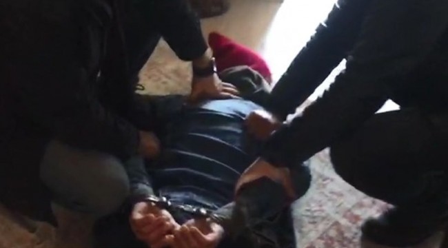 Mezarlıkta fidyecinin ayaklarına kapanmış