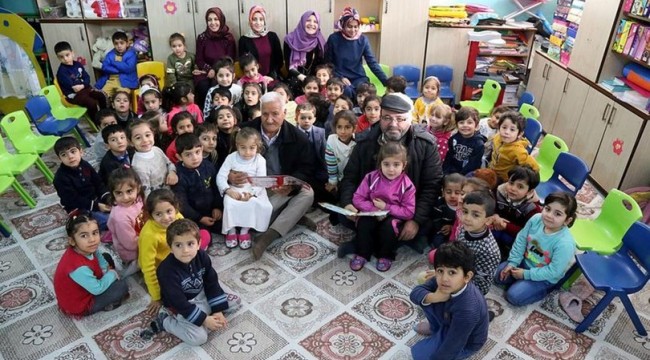 Nineler ve dedeler okulda masal anlatıyor