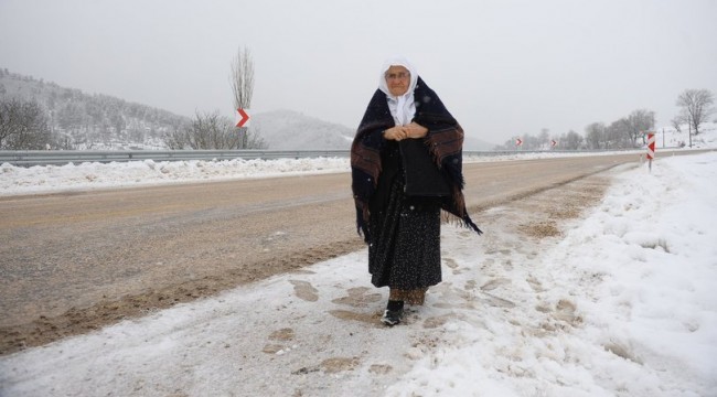Okuma öğrenmek için kar kış demiyor her gün 2 kilometre yürüyor