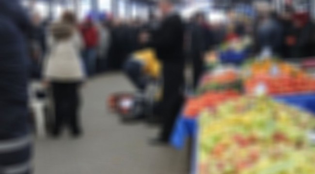 Pazardaki silahlı kavgada alışveriş yapan kadın vuruldu