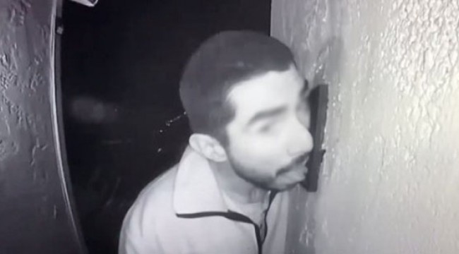 Polis, 3 saat boyunca kapı zilini yalayan adamı arıyor