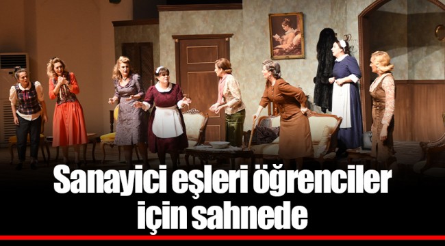 Sanayici eşleri öğrenciler için sahnede