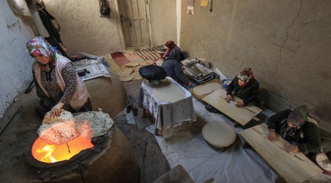 Tandır ateşinde ekmeğini kazanıyor