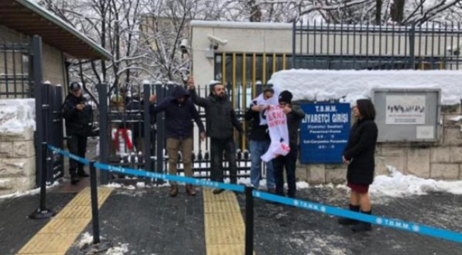 TOKİ işçileri kendilerini Meclis'in demirlerine zincirledi