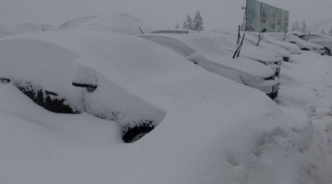 Uludağ'da 4 gün aralıksız kar yağdı, tatilciler araçlarını bulamadı