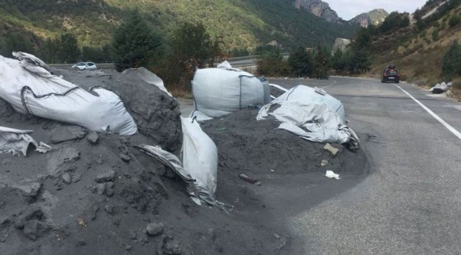 Yol kenarına dökülen kimyasal atıklar vatandaşları tedirgin ediyor