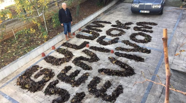 52 yıllık eşine sevgisini böyle gösterdi