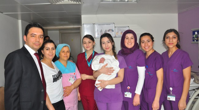 700 gramlık parmak bebek hayata tutundu
