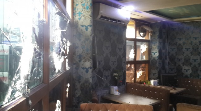 Abisine kızdı, restoranın camlarını kırdı