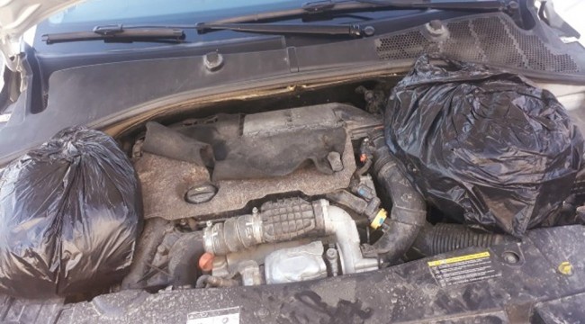Aracın motor kısmından esrar, fren lambasından eroin çıktı