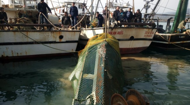 Balıkçıların ağına takılan hurda haldeki deniz aracı sürat teknesi çıktı