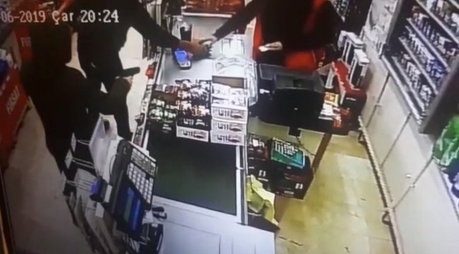 Bıçaklı, silahlı market soyguncularını sopayla etkisiz hale getirdi