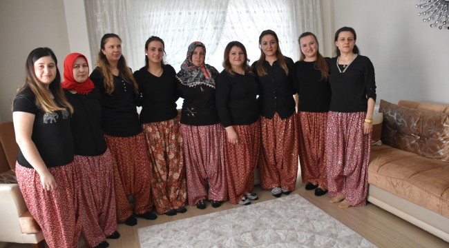 Bu köyün kadınları bir örnek giyinip gün düzenliyor