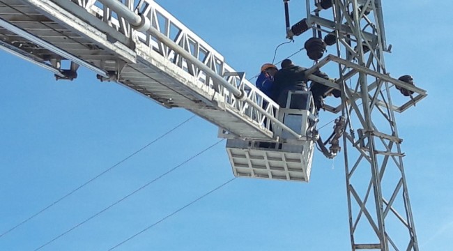 Çıktığı elektrik direğinde akıma kapılan işçi öldü