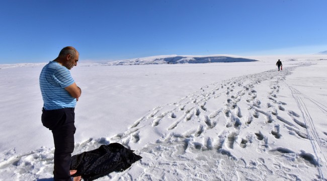 Donan göl üzerinde namaz