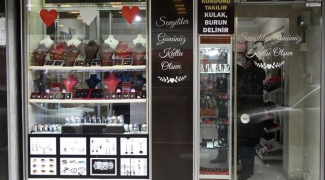 Duvarı delerek 100 bin liralık gümüş takı çaldılar!