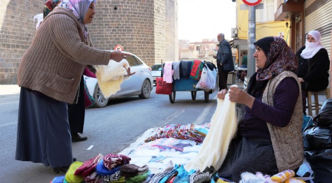 El işi çeyizliklerle geçimini sağlıyor