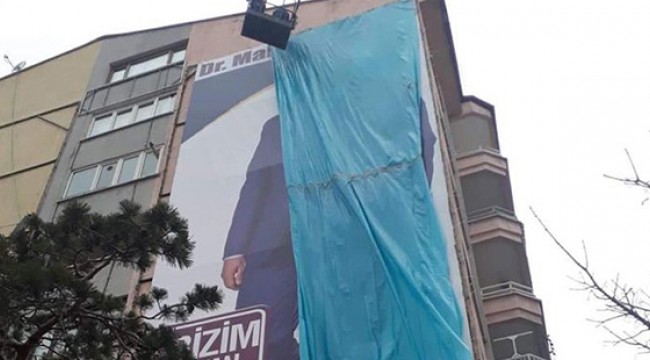 Erdoğan'ın şehre ziyareti öncesi muhalefetin seçim afişlerinin üstü örtüldü