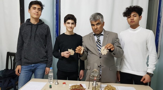 Fen bilgisi öğretmeni mısır sapından kağıt üretti