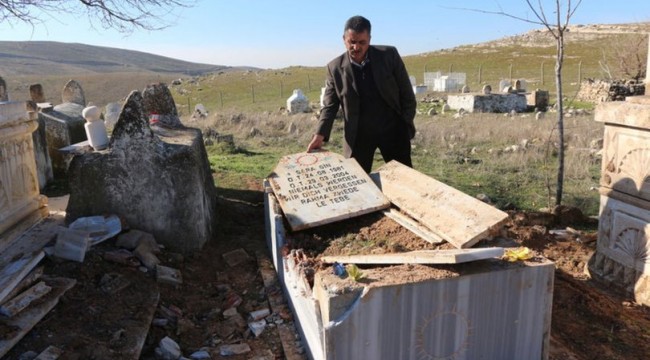 Gelinliğiyle gömülün kadının mezarını gören şok geçirdi