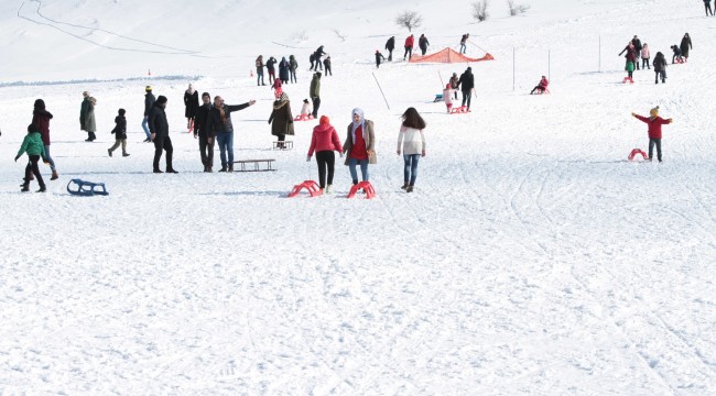 Göl manzaralı kayak merkezinde hafta sonu yoğunluğu