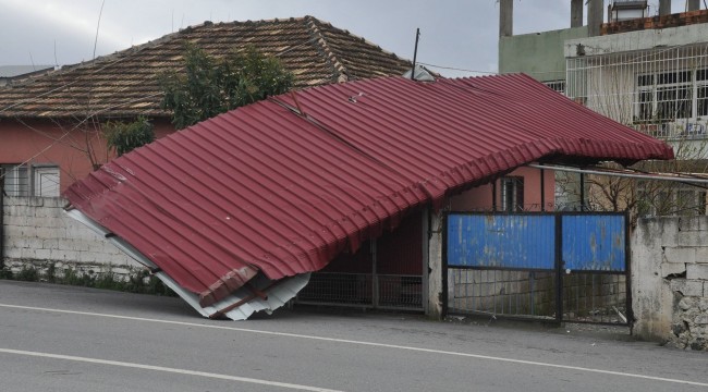 Hatay'da fırtına çatıları uçurdu, direkleri devirdi